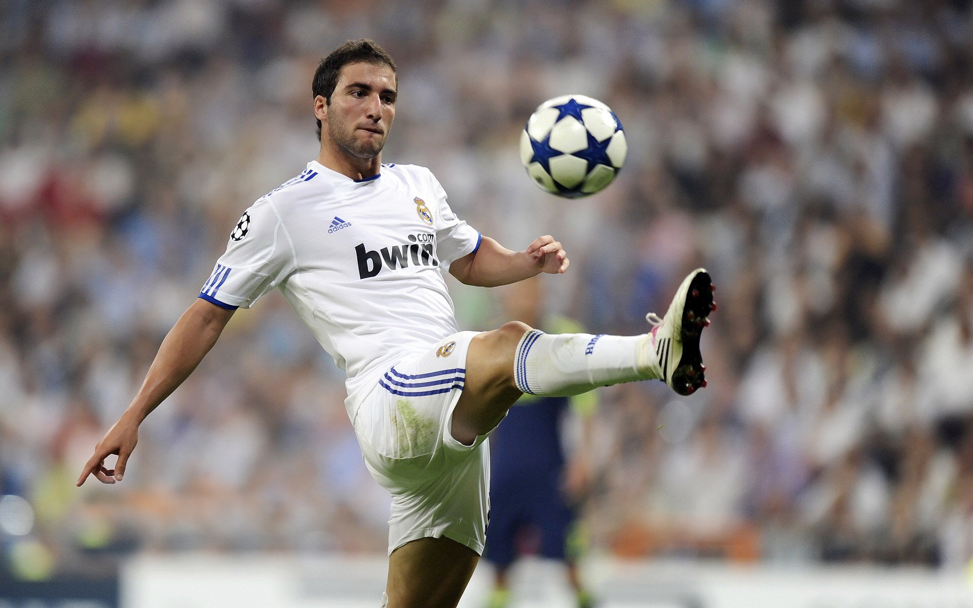 kaiyun体育-巴萨豪取客场胜利，晋级前途一片晴朗，巴萨精彩比赛